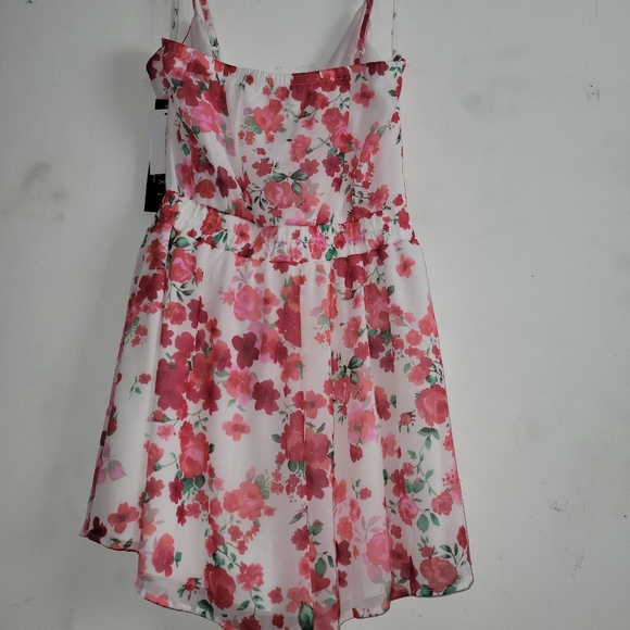 sleeveless floral romper - Picture 2 of 8